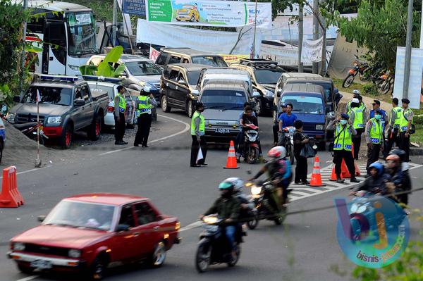  FOTO: Jalur Nagreg Padat, Buka Tutup Arus Kendaraan Dipindahkan