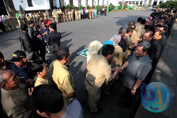  FOTO: Hari Pertama Kerja, Kehadiran PNS Pemprov Hampir 100%