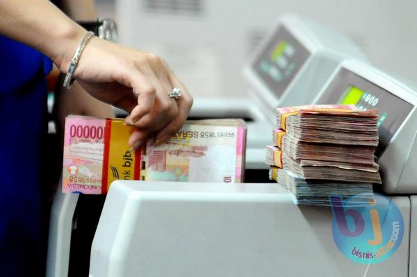  FOTO: Rupiah Berpotensi Tembus Rp10.500