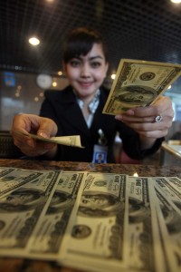  VALUTA ASING: Kurs Rupiah Tembus Rp10.306 Per Dolar AS