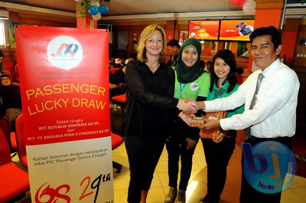  FOTO: AP II Husein Sastranegara Gelar “Passengger Lucky Draw”