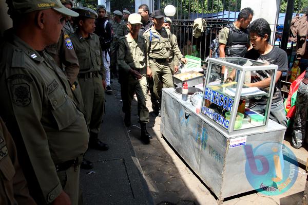  FOTO: Cegah PKL Balik Lagi, Areal Masjid Raya Bandung Dijaga Polisi 