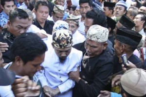  Grebeg Syawal: Ingin Bersalaman, Warga Berebut Tangan Sultan