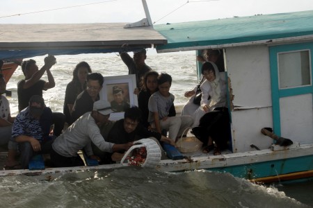  FOTO: Abu Jenazah Kris Biantoro Dilarung Ke Laut Tanjung Pasir Tangerang