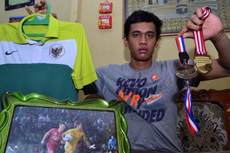  Mantan Kiper Timnas Indonesia Jual Medali Buat Pengobatan
