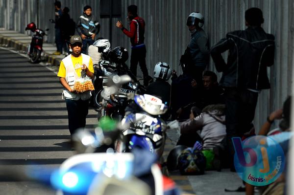  FOTO: Larangan Berhenti di Terowongan Lingkar Nagreg Tidak Digubris
