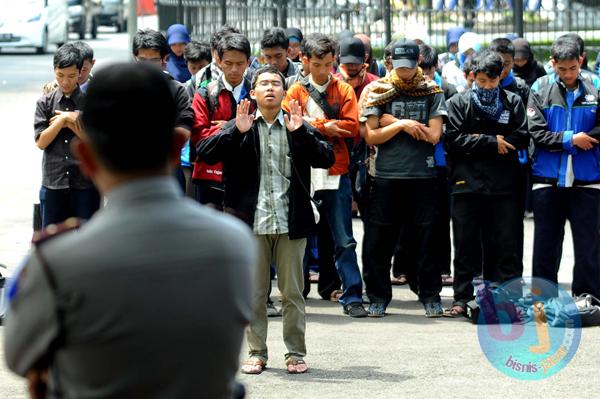  FOTO: Mahasiswa Gelar Shalat Gaib Untuk Korban Pembantaian di Mesir