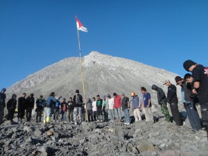  Hari Kemerdekaan: Ribuan Pendaki Upacara di Semeru