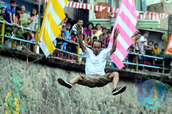  FOTO: Serunya Lomba "Flying and Jump" di Sungai Cikapundung