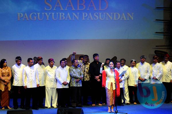  FOTO: Happy Salma Bersama Tokoh Kesundaan Deklarasikan Tekad Paguyuban Pasundan