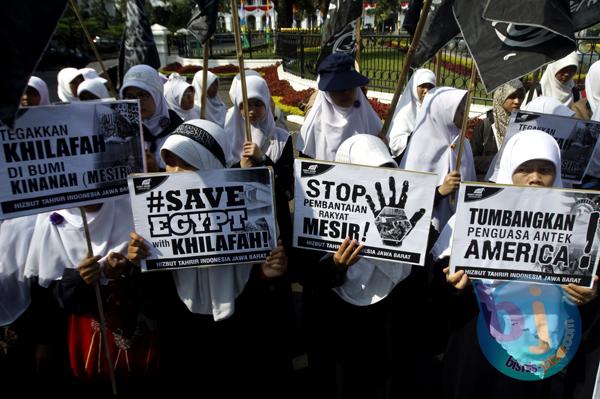  FOTO: HTI Bandung Kutuk Kekerasan di Mesir