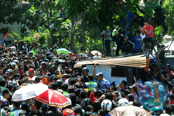  FOTO: Antusias, Warga Padati Lokasi Rekonstruksi Pembunuhan Sisca 