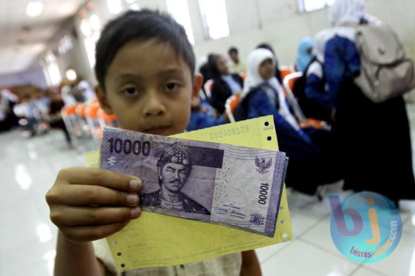  FOTO: Pencairan Dana Bantuan Siswa Miskin (BSM) di Kantor Pos Besar Bandung