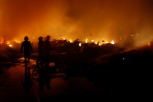  Pasar Caringin Cianjur Terbakar, 3 Petugas Damkar Tersambar Api