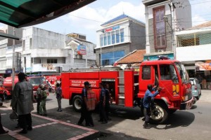  10 Mobil Damkar Belum Bisa Padamkan Api di Pasar Induk Cianjur