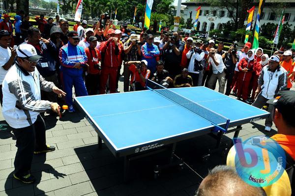  FOTO: Tanding Tenis Meja Aher Dikalahkan Deddy Mizwar