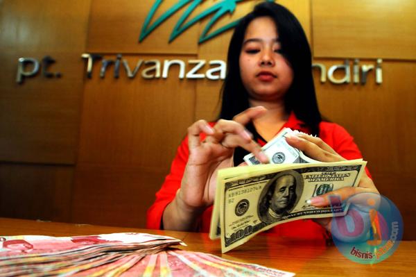  FOTO: Dolar AS Menguat, Rupiah Kian Tak Berdaya 