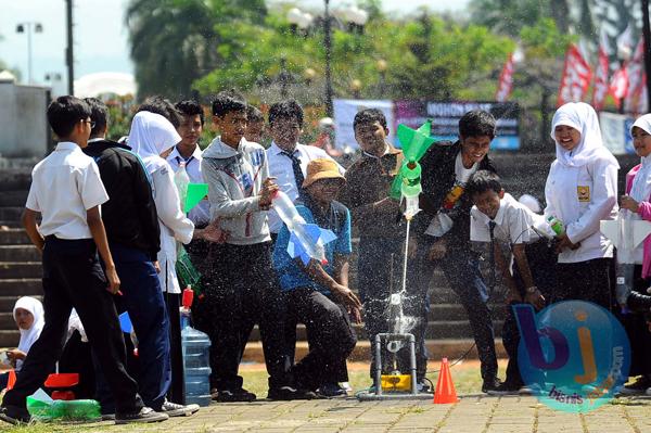  FOTO: Siswa SMP PGII 1 Uji Coba Roket Air di Gasibu