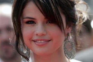  Selena Gomez Ajak Personel Union J Kencan