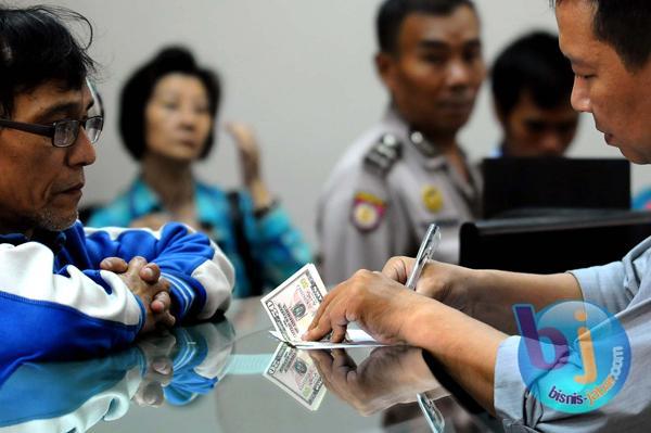  FOTO: Pelemahan Rupiah, Money Changer Panen Dolar