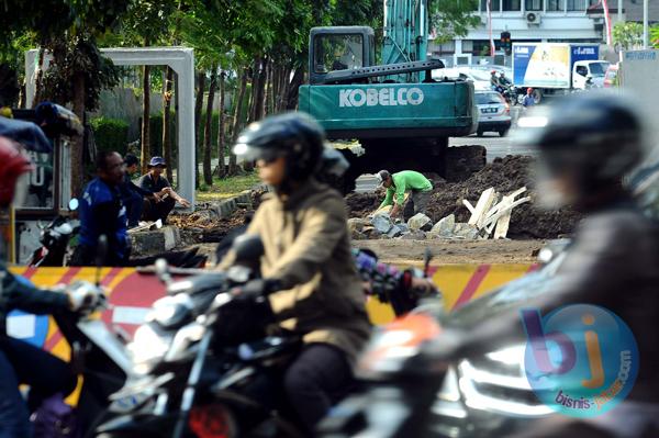  FOTO: Perbaikan Saluran Air Tutup Jalan Samping Lapangan Gasibu