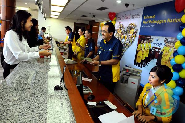  FOTO: Nasabah Bank BJB Depok Dilayani Langsung Dirut Bank BJB