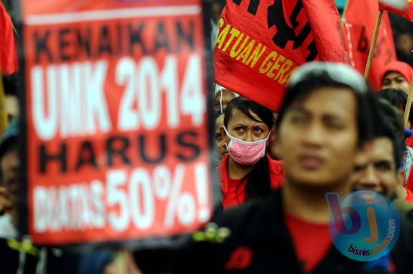  FOTO: Buruh Jabar Demo Tuntut UMK 2014 Naik 50%