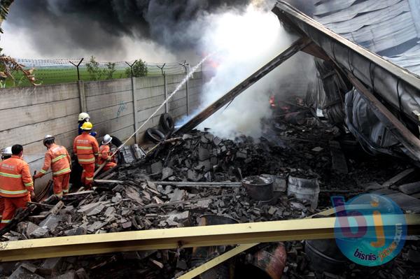  FOTO: Si Jago Merah Lahap Pabrik Busa di Gedebage