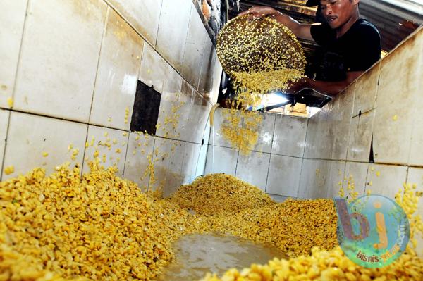  FOTO: Harga Kedelai Impor Kian Melambung, Tahu-Tempe Makin Langka