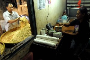  Kedelai Kian Mahal, Perajin Tahu-Tempe Indramayu Terancam Bangkrut