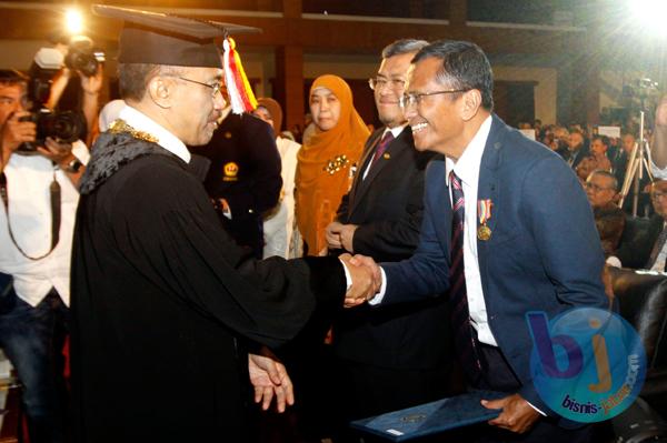  FOTO: Dahlan Iskan dan Aher Terima Anugerah Padjadjaran Utama dari Unpad