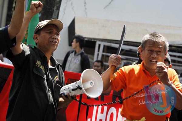  FOTO: Demo di PN Tipikor Bandung Dedi Sugarda Acungkan Golok 