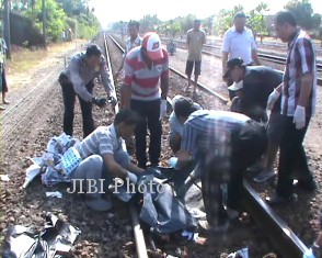  Wanita Ini Nekad Sujud Pada Rel, Kereta Api Pun Menggilas Tubuhnya