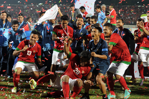 Sejumlah pesepakbola tim nasional Indonesia melakukan selebrasi usai mengalahkan timnas Vietnam dalam pertandingan babak final AFF U-19 Championship 2013 di Gelora Delta Sidoarjo, Jatim, Minggu (22/9). Indonesia menjadi juara AFF U-19 Championship 2013 usai mengalahkan Vietnam melalui adu penalti dengan skor 7-6. ANTARA FOTO