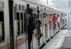  Kereta Jurusan Bandung-Cirebon Mengancam Perusahaan Bus