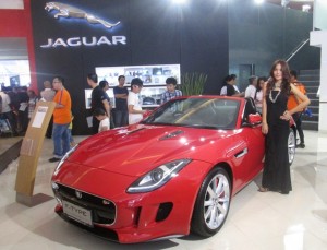  Adu Mobil Super: Jaguar F, Viper SRT & Audi R8
