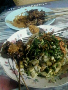  KULINER CIREBON: Perpaduan Nasi Lengko dan Sate Kambing Memang Mantap