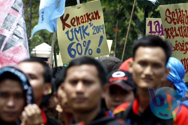  FOTO: Buruh Demo Tolak Keputusan Gubernur Jabar Terkait UMK 