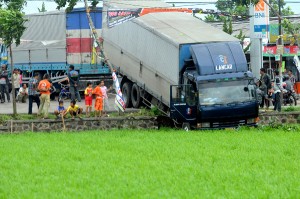  Truk Trailer Nyaris Terguling Macetkan Karangnunggal Tasik