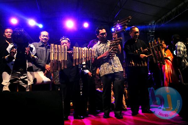  FOTO: Wali Kota Bandung dan Wagub Jabar Buka Braga Festival 2013