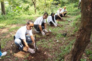  Sharp Ajak 100 Pelajar SMUN 1 Bandung Tanam 100 Bibit Pohon