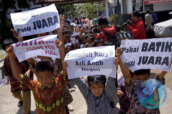  FOTO: Hari Batik Nasional, Ratusan Siswa SD Juara Konvoi Berbatik di Cimahi