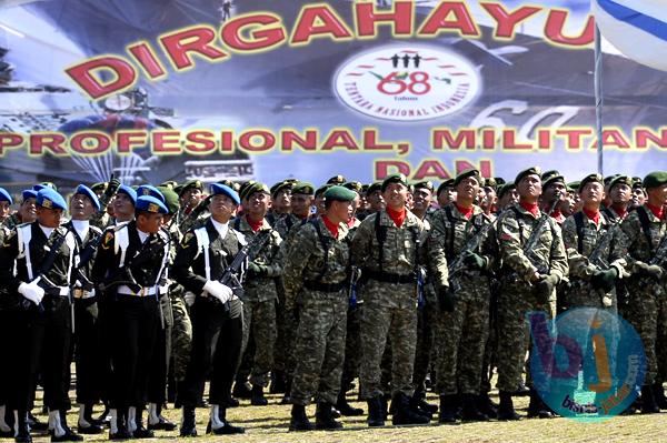  FOTO: Ultah ke-68, TNI Angkat Tema Profesional, Militan, Solid dan Bersama Rakyat TNI Kuat
