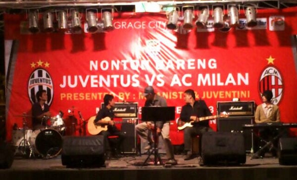  Ratusan Fans AC Milan dan Juventus Tumplek di Grage City Mall Cirebon