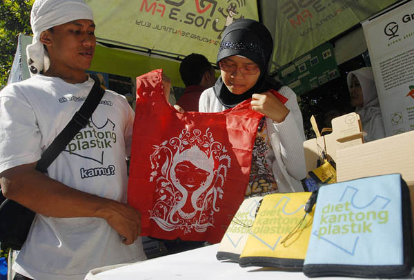  Ridwan Kamil Bagikan Kantong Plastik Ramah Lingkungan