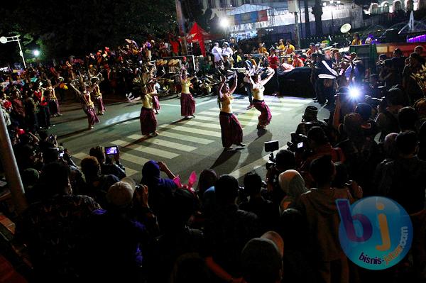  FOTO: Antusiasme Penonton Nikmati Parade Kemilau Nusantara 2013