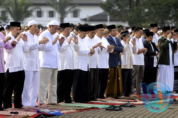  FOTO: Heryawan & Demiz Shalat Iduladha di Gasibu