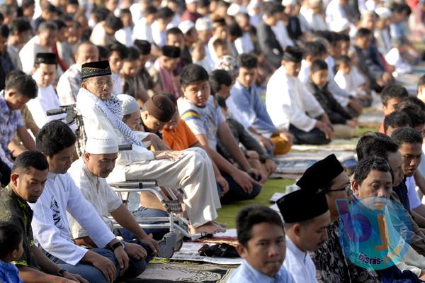  FOTO: Ribuan Umat Muslim Bandung Shalat Iduladha di Gasibu