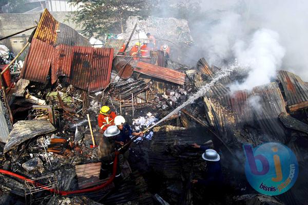  FOTO: Gudang Rongsokan di Jalan Dr Sutami Ludes Terbakar