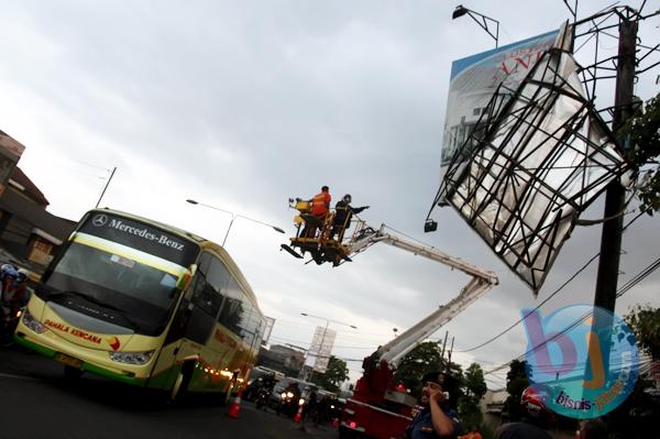  FOTO: Angin Kencang, Papan Reklame di Kiaracondong Roboh